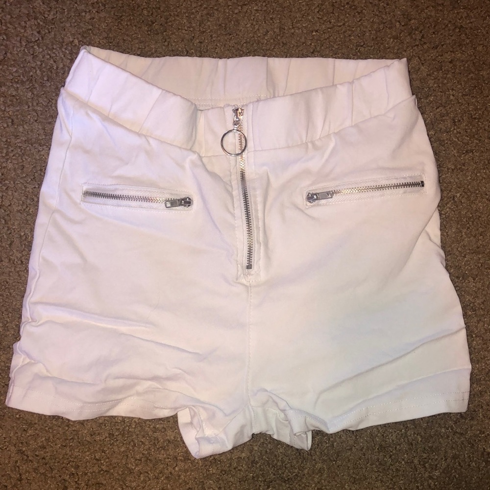NWOT White Rue 21 shorts with zipper details